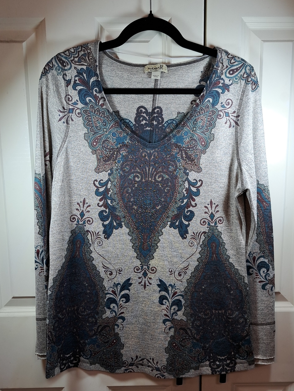 ONE WORLD Gray Long Sleeve V-Neck Top with Blue Paisley Print